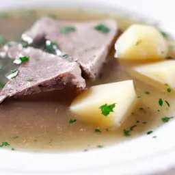 Teaser Image: Frankfurter Kräuterflädlesuppe